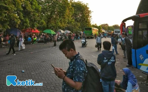 Thumbnail Berita - Libur Panjang Iduladha, Penumpang Berebut Bus di Terminal Purabaya