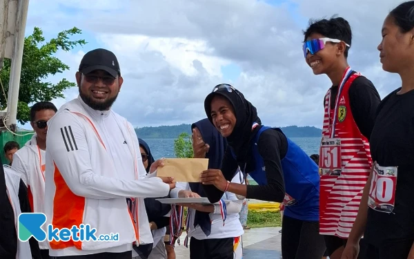 Thumbnail Bupati Bassam Kasuba menyarahakan bonus kepada juara lari 10 kilo puteri Minggu, 8 Juni 2025 (Foto: Mursal/Ketik.co.id)