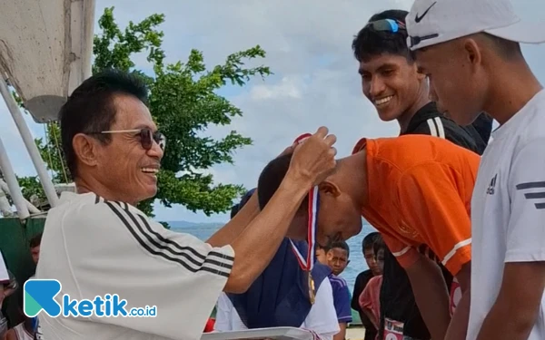 Thumbnail Wakil Bupati Halmahera Selatan Helmi Umar Muchsin mengalungi medali dan memberi bonus ke juara lari 5 kilo meter putera Minggu, 8 Juni 2025. (Foto: Mursal/Ketik.co.id)