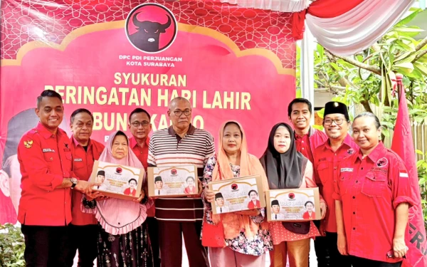 Thumbnail Berita - DPC PDIP Surabaya Bagikan Ratusan Paket Sembako pada Momen Hari Lahir Bung Karno