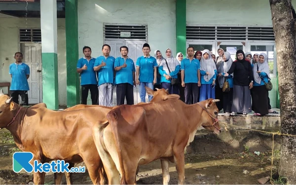 Thumbnail Kepala MTsN 1 Sampang saat foto bersama dengan jajaran para guru sebelum penyembelihan hewan kurban (Foto: Mat Jusi/Ketik.co.id).