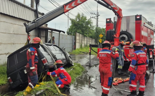 Thumbnail Berita - Mengantuk, Panther Tabrak Pedagang di Depan Terminal TOW Surabaya