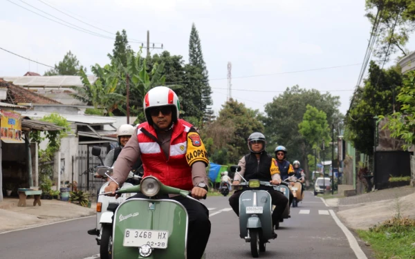 Thumbnail Berita - ‎Mengenal AKBP Andi Yudha Pranata, Kapolres Batu Hobi Naik Vespa  ‎