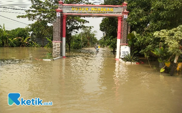 Foto Dusun Ngablak, desan Kesungrukem, Kecamatan Benjwng masih tergenang banjir luapan kali Lamong. (foto : Sutejo / ketik.co.id)