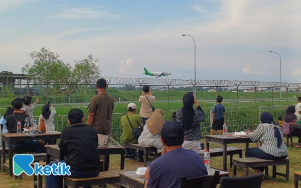 Thumbnail Berita - Kafe di Sidoarjo Ini Tawarkan Pemandangan Lalu Lalang Pesawat