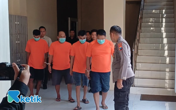 Thumbnail Berita - Polda Jatim Tangkap 4 Tersangka Pengoplos LPG Subsidi, Rugikan Negara hingga Ratusan Juta