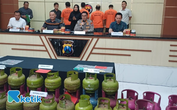 Foto Polisi bongkar usaha oplosan LPG subsidi, Selasa, 10 Juni 2025. (Foto: Khaesar/Ketik.co.id)