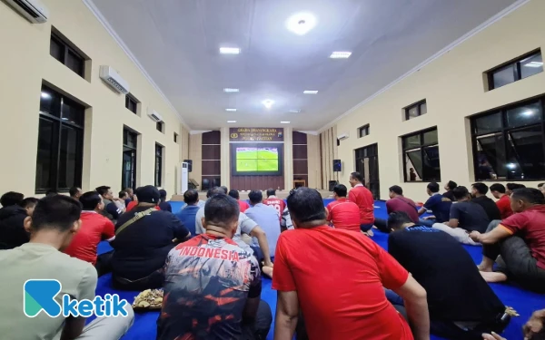 Foto Suasana nobar pertandingan kualifikasi Piala Dunia 2026 di Gedung Bhayangkara Polres Pacitan. (Foto: Al Ahmadi/Ketik.co.id)