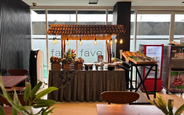 Thumbnail Berita - Favehotel Rungkut Surabaya Hadirkan Angkringan Kekinian Tepi Kolam yang Menyajikan Hidangan Tradisional