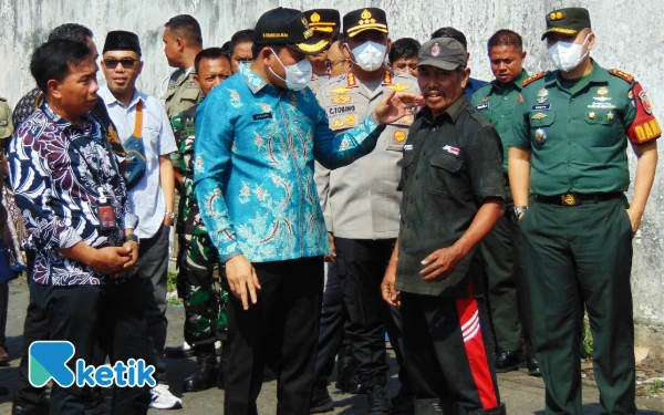 Thumbnail Berita - Bupati Subandi Perintahkan DLHK Ambil Alih, Gunung Sampah di Ngampelsari Langsung Bersih