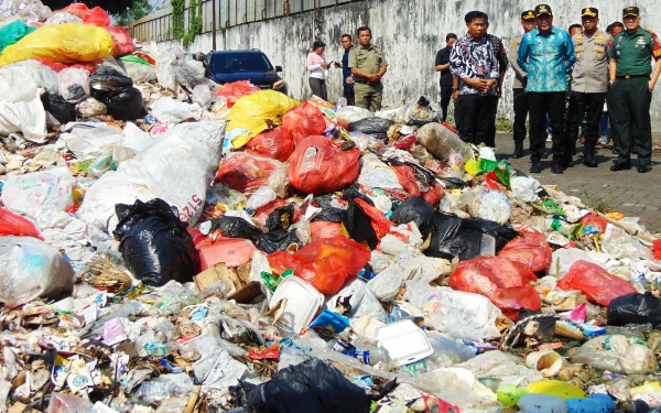 Thumbnail Berita - Bupati Subandi Perintahkan DLHK Ambil Alih, Gunung Sampah di Ngampelsari Langsung Bersih