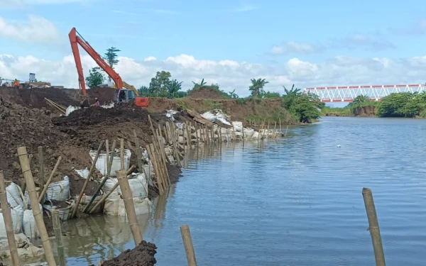 Thumbnail Berita - Pembangunan Spillway Sungai Tanggul Jember Dimulai, Gubernur Khofifah Jamin Ketersediaan Air Lahan Pertanian