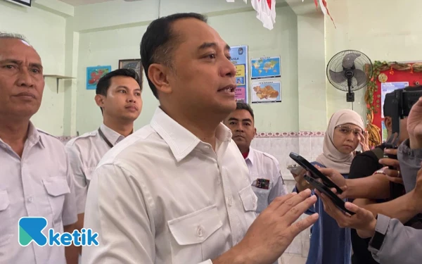 Thumbnail Berita - Wali Kota Surabaya Sidak SPMB, Pastikan Tak Ada Antrian, Semua Dilayani Online