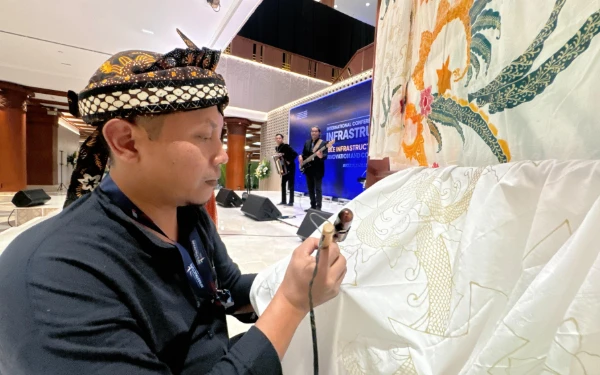Thumbnail Berita - Keren, Batik Berkarakter Wali Kota Ning Ita 'Sulur Naga Puspa' Ikuti Pameran Nasional