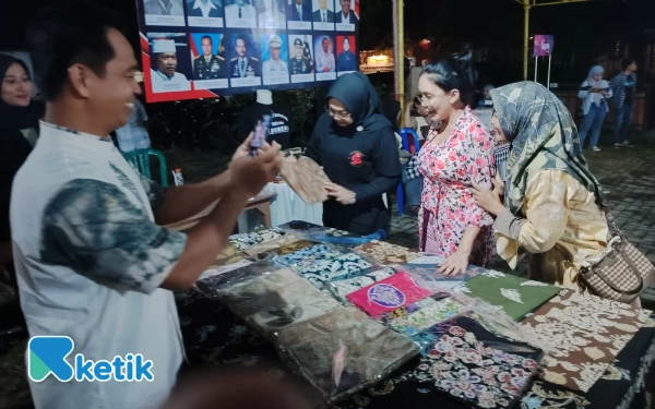 Foto Anggota DPR RI Komisi VI Fraksi PDI Perjuangan Rieke Diah Pitaloka dan Sadarestuwati melihat kain batik saat menghadiri sarasehan bulan Bung Karno di Balai Desa Plandi Kabupaten Jombang, Rabu 11 Juni 2025. (Foto: Syaiful Arif/ketik)