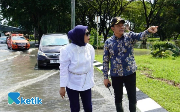 Foto Bupati Sidoarjo Subandi dan Wakil Bupati Mimik Idayana melakukan sidak banjir akibat cuaca ekstrem di kawasan sekitar Bandara Juanda beberapa waktu lalu. (Foto: Kominfo Sidoarjo)