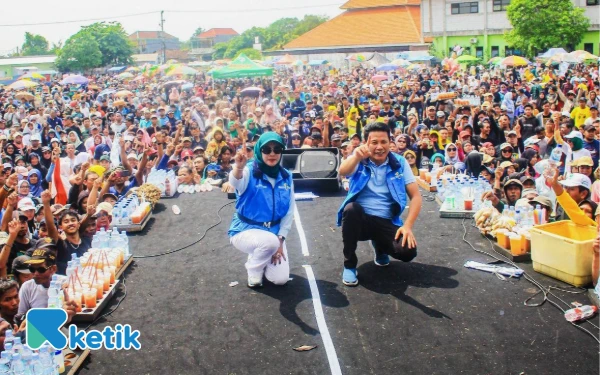 Foto Calon Bupati Sidoarjo Subandi dan Calon Wakil Bupati Sidoarjo Mimik Idayana saat kampanye dan menyampaikan janji-janji politik mereka di depan rakyat pada November 2024 di Tulangan. (Foto: Dokumentasi Ketik.co.id)