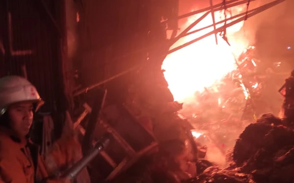 Thumbnail Berita - Gudang Barang Bekas di Medayu Utara Surabaya Hangus Terbakar