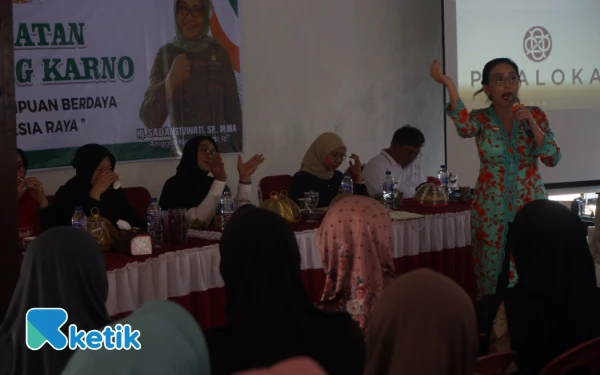 Foto Politisi perempuan PDIP, Sadarestuwati dan Rieke Diah Pitaloka (kanan) saat sarasehan Peringatan Bulan Bung Karno Perempuan Berdaya untuk Indonesia Raya di Japanan, Jombang, Kamis 12 Juni 2025. (Foto: Syaiful Arif/ketik)