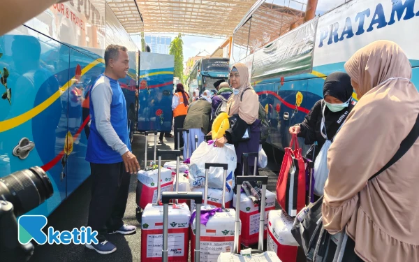Thumbnail Berita - Alhamdulillah! Jemaah Haji Kloter 1 Debarkasi Surabaya Tiba di Tanah Air