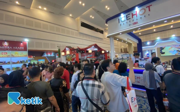 Foto Penuhnya pengunjung di Eastfood dan Eastpack 2025 Surabaya. (Foto: Shinta Miranda/Ketik.co.id)