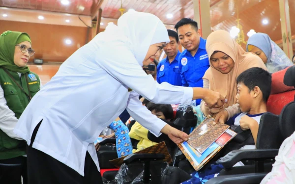 Thumbnail Berita - Khofifah Perluas Bansos dengan Tambahan Rp43,19 Miliar di PAPBD 2025, Kuatkan Masyarakat Rentan
