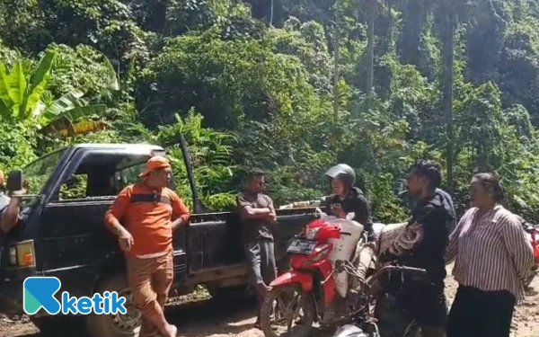 Foto Humein saat pengerjaan jalan rusak dihampiri warga pengguna jalan (Foto: Bhasten For Ketik.co.id)