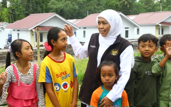 Thumbnail Berita - Miris Melihat Anak Bekerja di Jalanan, Apa Langkah Khofifah Mencegahnya?