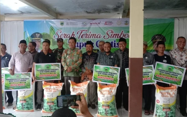 Foto Teks: Bupati Bondowoso KH Abdul Hamid Wahid saat memberikan bantuan pupuk NPK Fertila secara simbolis kepada kelompok tani di pendopo kecamatan wringin
foto: (Haryono/Ketik)