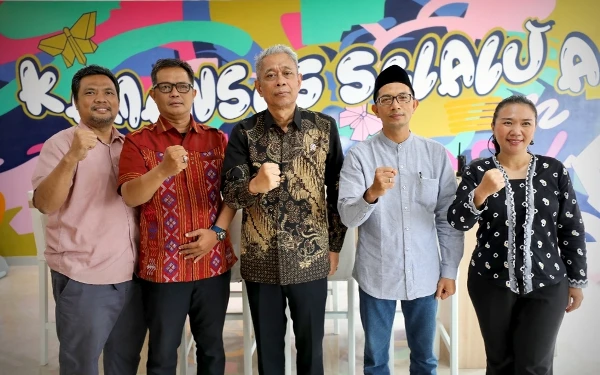 Foto Wamensos RI Agus Jabo Priyono (tengah) bersama beberapa tokoh trah atau keturunan Sultan HB II. (Foto: Dok Fajar BP/Ketik)