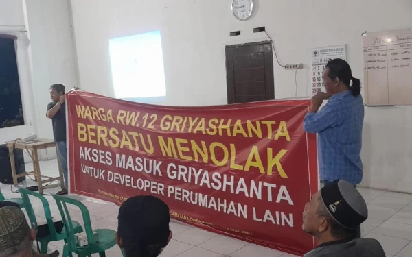 Foto Warga menolak pembongkaran tembok untuk dijadikan jalan tembus menuju Jalan Simpang Candi Panggung. (Foto: Ketua RT 4 RW 12 Mojolangu)