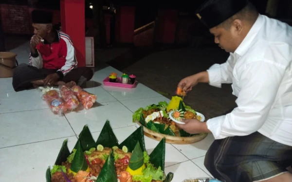 Thumbnail Berita - Ruh Nasionalisme dan Religiusitas, Kader PDIP Selametan Malam Jumat Legi di Makam Syekh Marzuki
