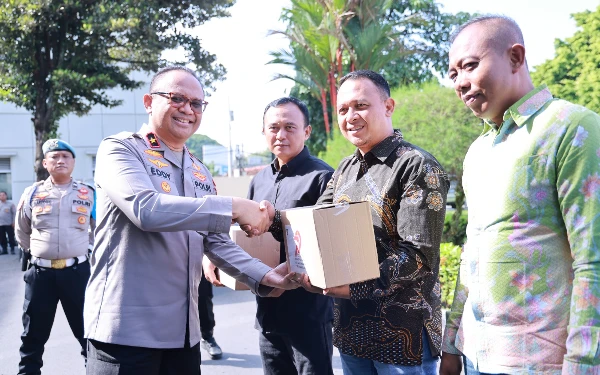 Thumbnail Berita - Peringati Hari Bhayangkara ke-79 Polda DIY Salurkan 3.000 Paket Sembako