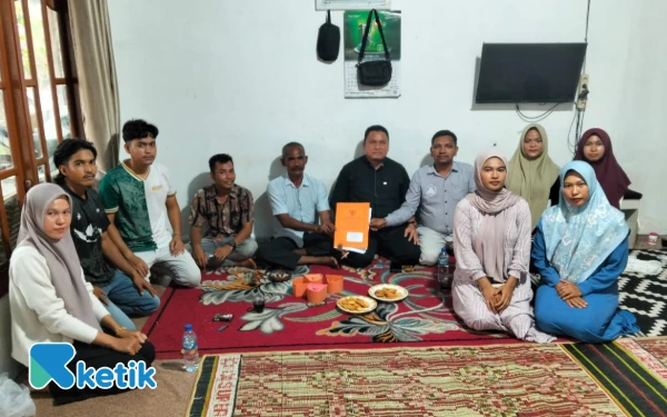 Foto Pengurus Koperasi Desa Lhok Gayo menandatangani Akta Notaris pembentukan koperasi di Lhok Gayo, Jumat, 13 Juni 2025. (Foto: Cutbang Ampon/Ketik.co.id)