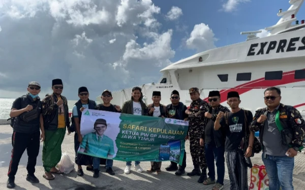 Foto Rombongan Ansor Jatim saat akan naik kapal laut ( foto : Musaffa for KETIK )