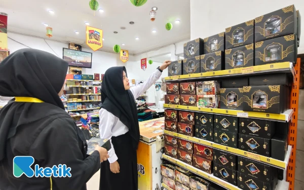 Thumbnail Berita - Pulang Haji, Toko Oleh-oleh di Surabaya Belum Rasakan Peningkatan Jumlah Pembeli