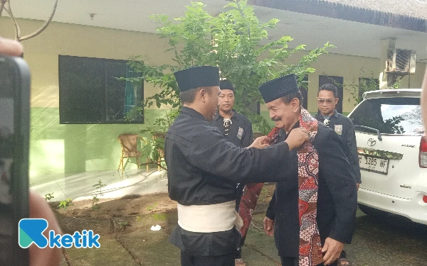 Thumbnail Tamsul Ketua PSHT Cabang Sampang Pusat Madiun saat menyambut Ketua Umum PSHT Raden Murjoko Hadi Wiyono di Halaman Hotel Camplong, Sabtu, 14 Juni 2025(Foto: Mat Jusi/Ketik.co.id).