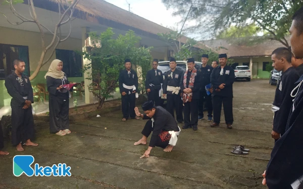 Thumbnail Situasi saat prosesi penyambutan Ketua Umum PSHT Raden Murjoko Hadi Wiyono di acara Pengukuhan Pengurus dan Rakercab PSHT Cabang Sampang Pusat Madiun (Foto: Mat Jusi/Ketik.co.id).