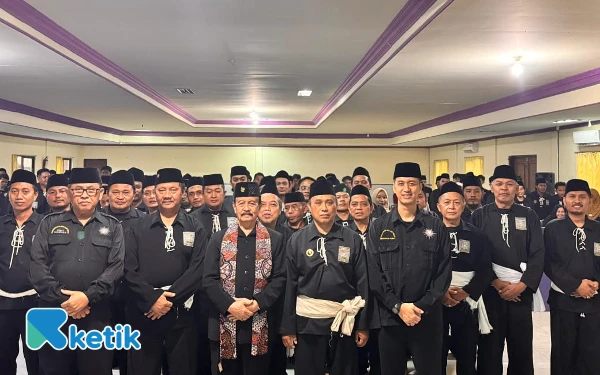 Foto Foto bersama para pengurus PSHT Cabang Sampang Pusat Madiun dengan ketua umum PSHT Pusat (Foto: Mat Jusi/Ketik).