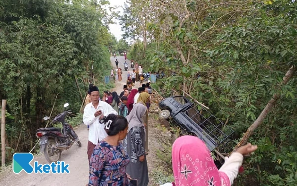 Thumbnail Berita - Mobil Pick-up Terperosok Jurang Tambelangan Sampang, Satu Korban Meninggal Dunia