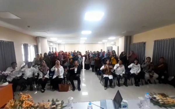 Foto PKM Pascasarjana Fisipol Unesa Bersama Guru Kab. Magetan (Foto: Tim Publikasi Fisipol Unesa)