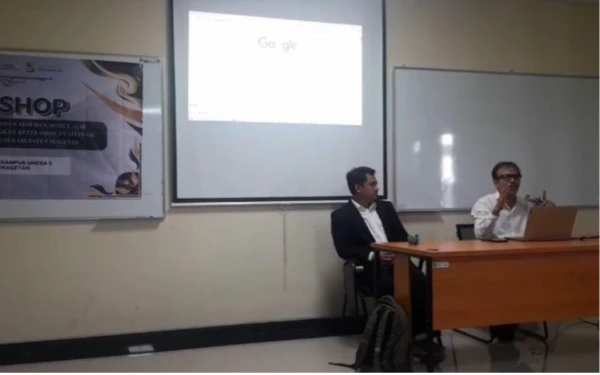 Foto Prof. Drs. Nasution Memberikan sesi materi AI kepada Guru Kab. Magetan (Foto: Tim Publikasi Fisipol Unesa)