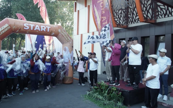 Foto wali kota mojokerto ning ita berangkatkan peserti spogomi di Gelora Ahmad yani kota Mojokerto