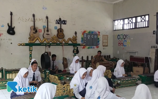 Foto Siti Zahira saat melakukan liputan tentang pembelajaran seni yang diampu oleh Ilham Saputra di SMPN 2 Bangkalan (Foto: Zahira for Ketik)