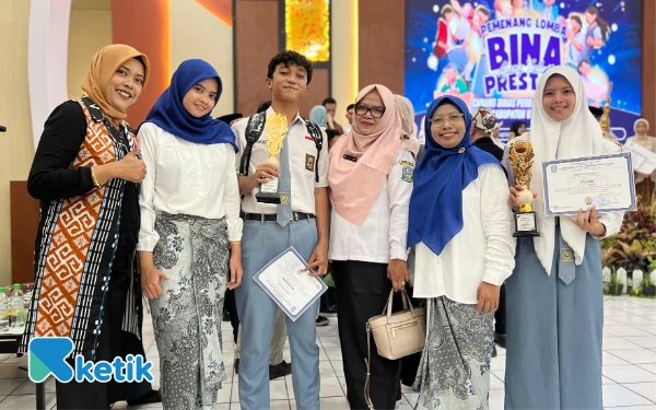 Foto Siti Zahira (paling kanan) foto bersama para guru SMAN 4 Bangkalan  di acara Bina Prestasi Bangkalan, Rabu, 4 Juni 2025 (Foto: Zahira for Ketik)