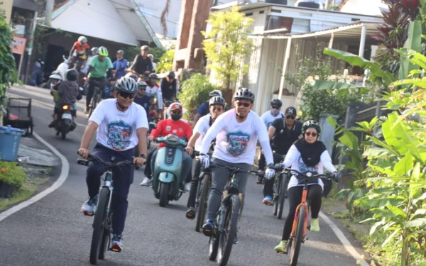 Thumbnail Berita - Ratusan Peserta Gowes HUY Bhayangkara Keliling Desa Wisata Kota Batu