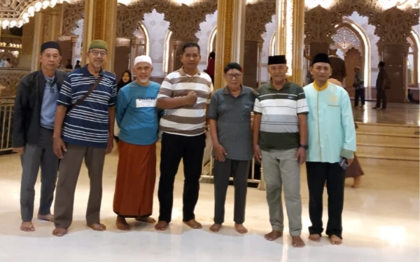 Foto Jamaah Al Haadi saat foto bersama di Masjid An-Nahda, Sabtu malam, 14 Juni 2025 (Foto: Dedy for Ketik)
