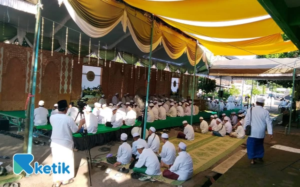 Foto Jamaah mengikuti acara haul dengan khusyuk dan tertib (15/6/2025). (Foto: Angga/Ketik).