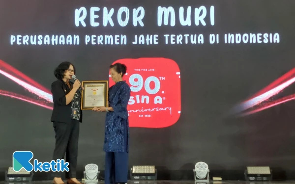 Foto Penyerahan rekor MURI sebagai permen jahe tertua di Indonesia kepada PT Sin A, Minggu 15 Juni 2025. (Foto: Husni Habib/Ketik)