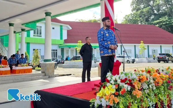 Foto Bassam Kasuba menyampaikan amanat dalam apel Senin 16 Juni 2025 (Foto: Mursal/Ketik.co.id)